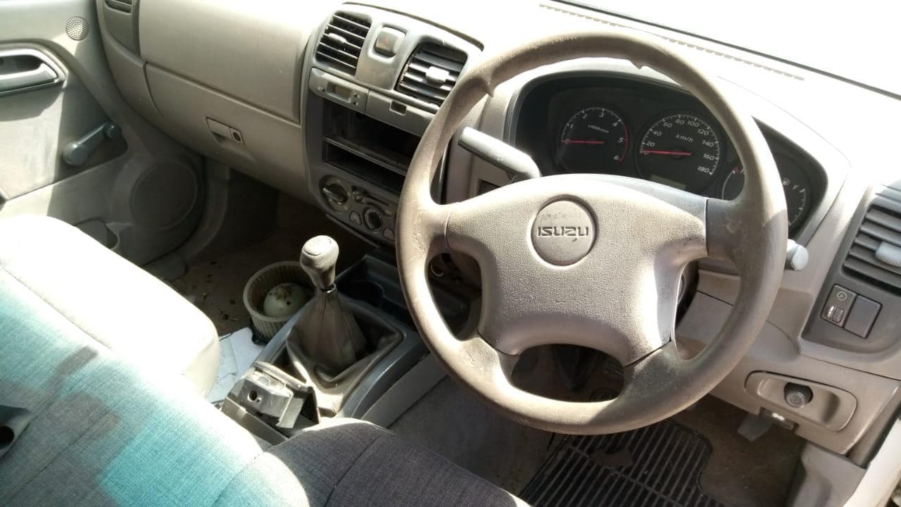 Isuzu KB250 · — image 10