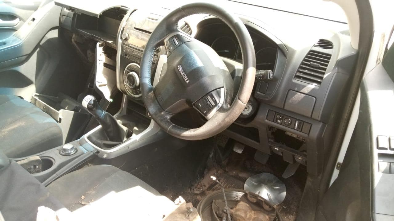 Isuzu KB300 · — image 4