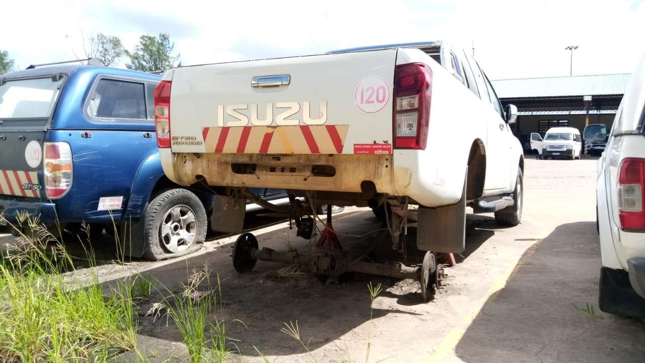 Isuzu KB300 · — image 5