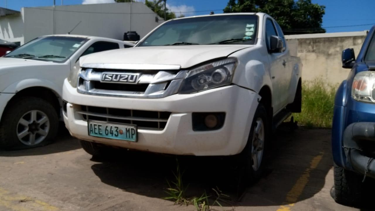 Isuzu KB300 · — image 6