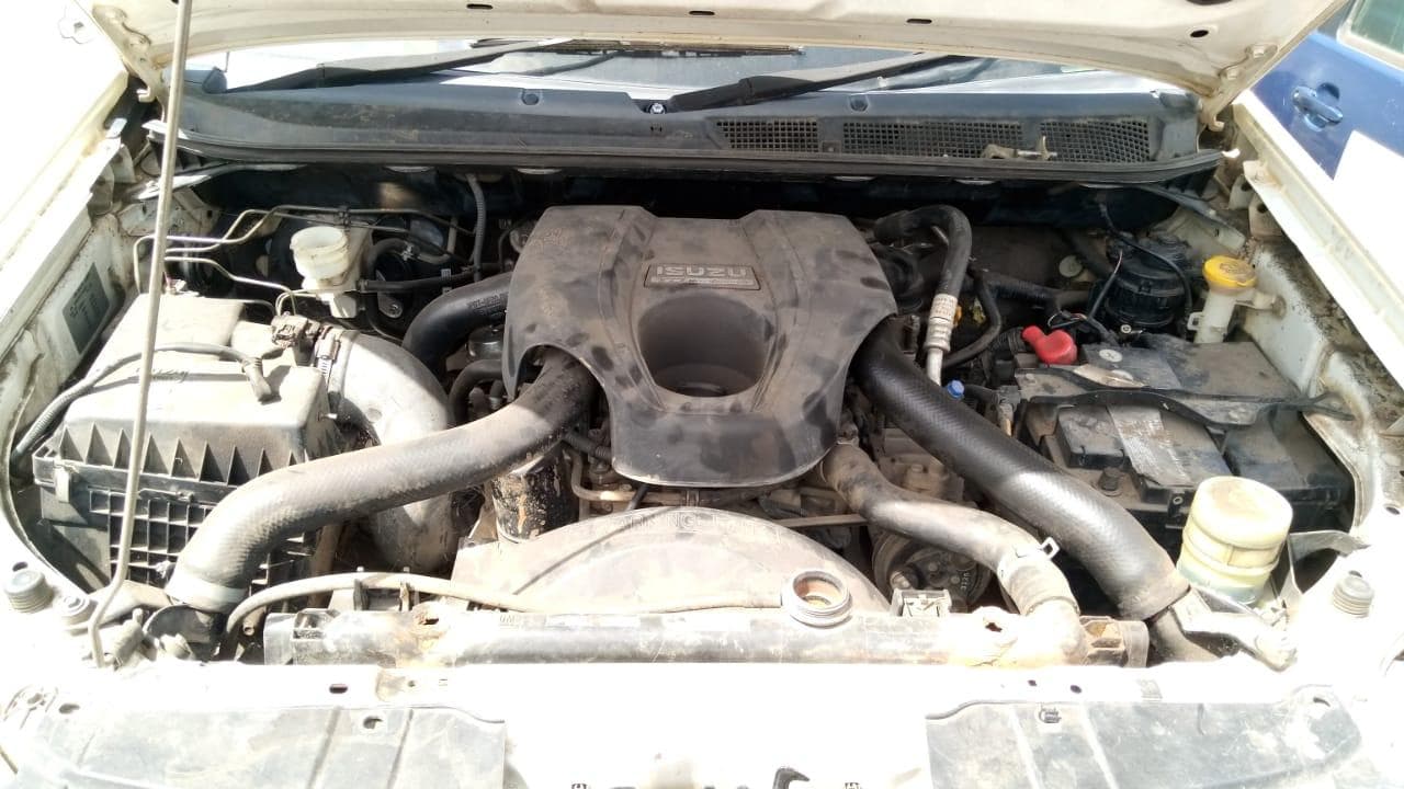 Isuzu KB300 · — image 10
