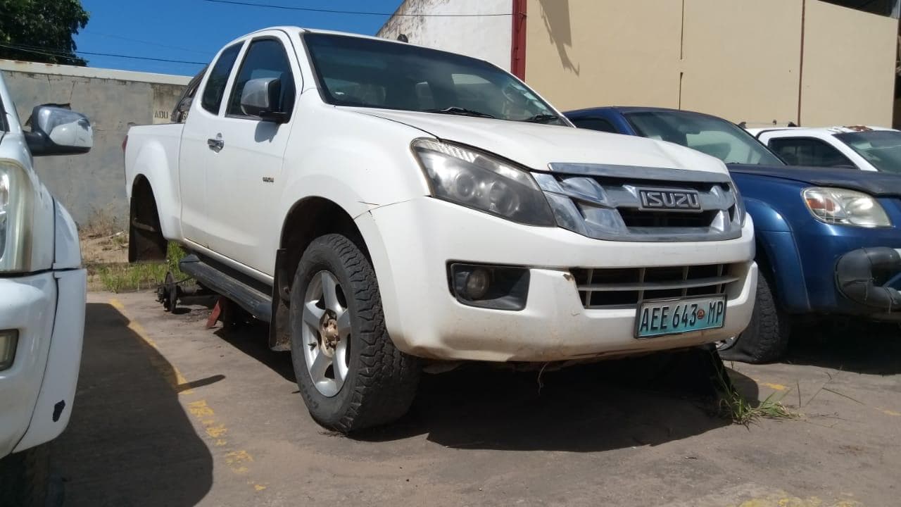 Isuzu KB300 · — image 1