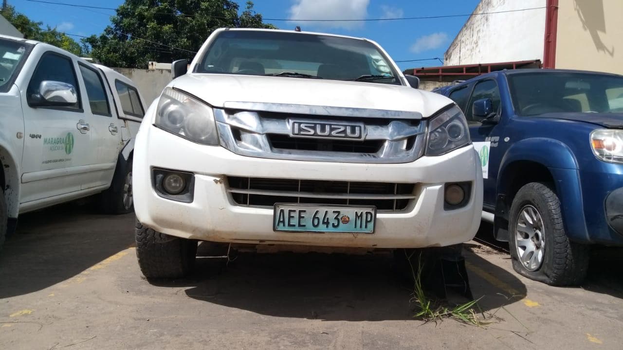 Isuzu KB300 · — image 9