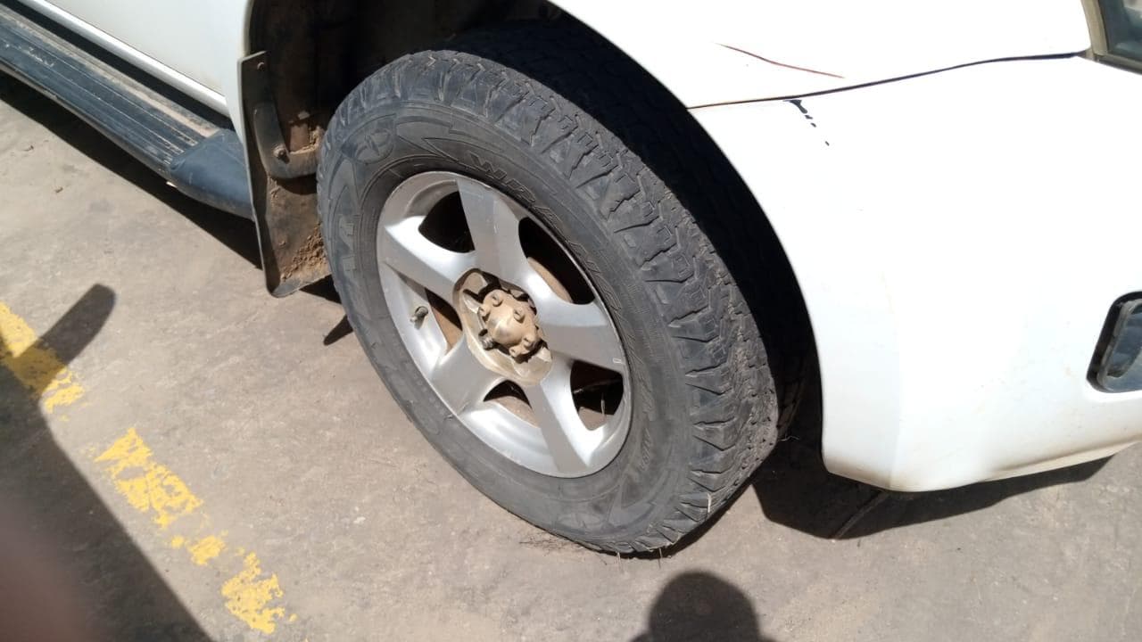 Isuzu KB300 · — image 13