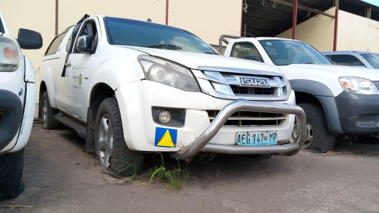 Isuzu KB300 ·