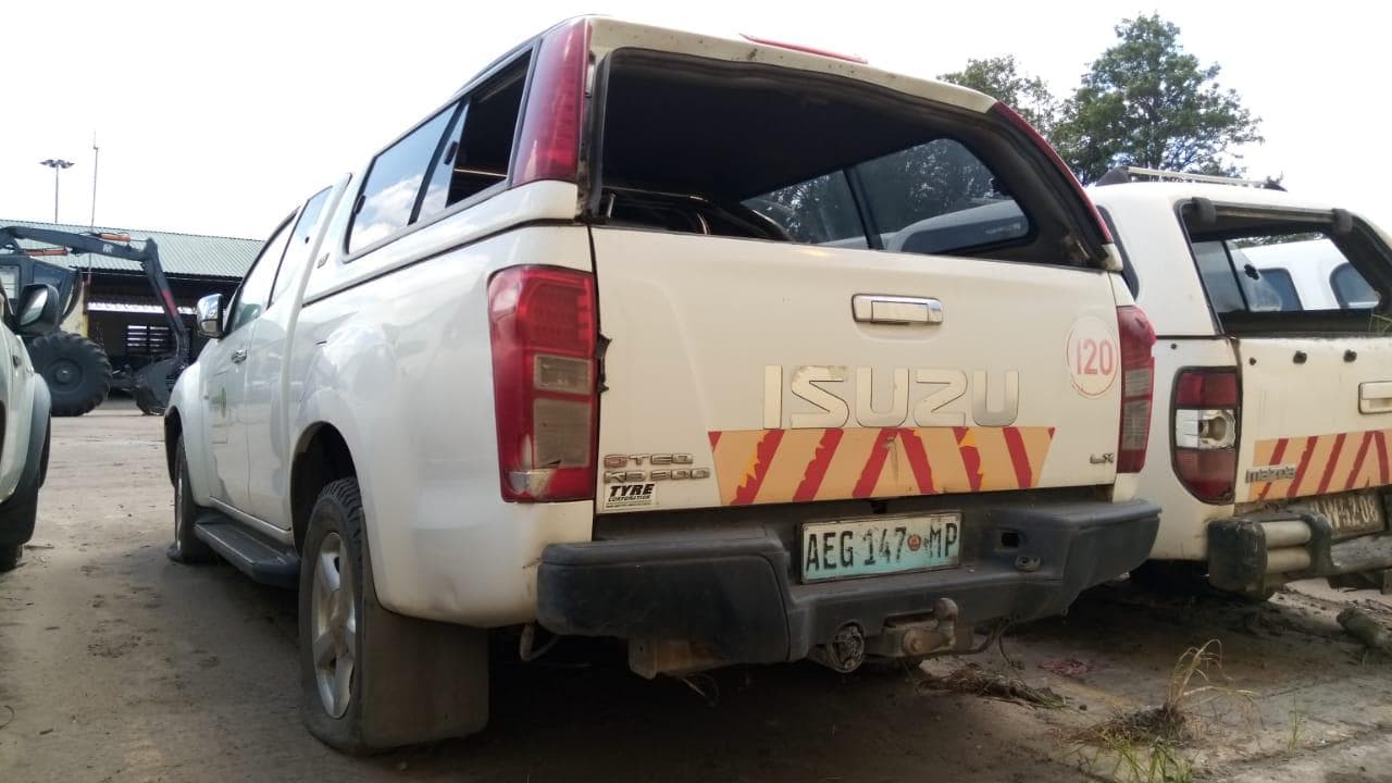 Isuzu KB300 · — imagem 4