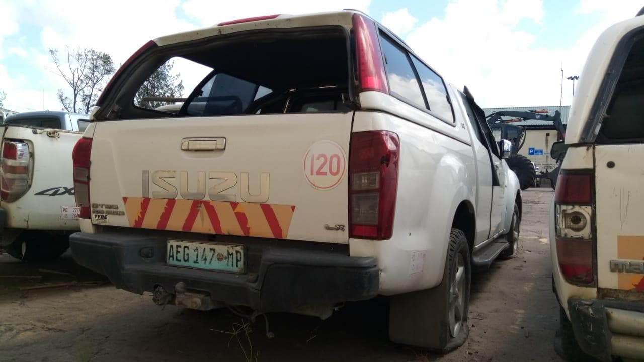 Isuzu KB300 · — imagem 8