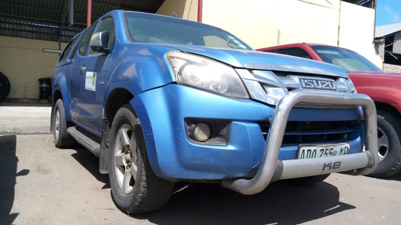 Isuzu KB300 ·