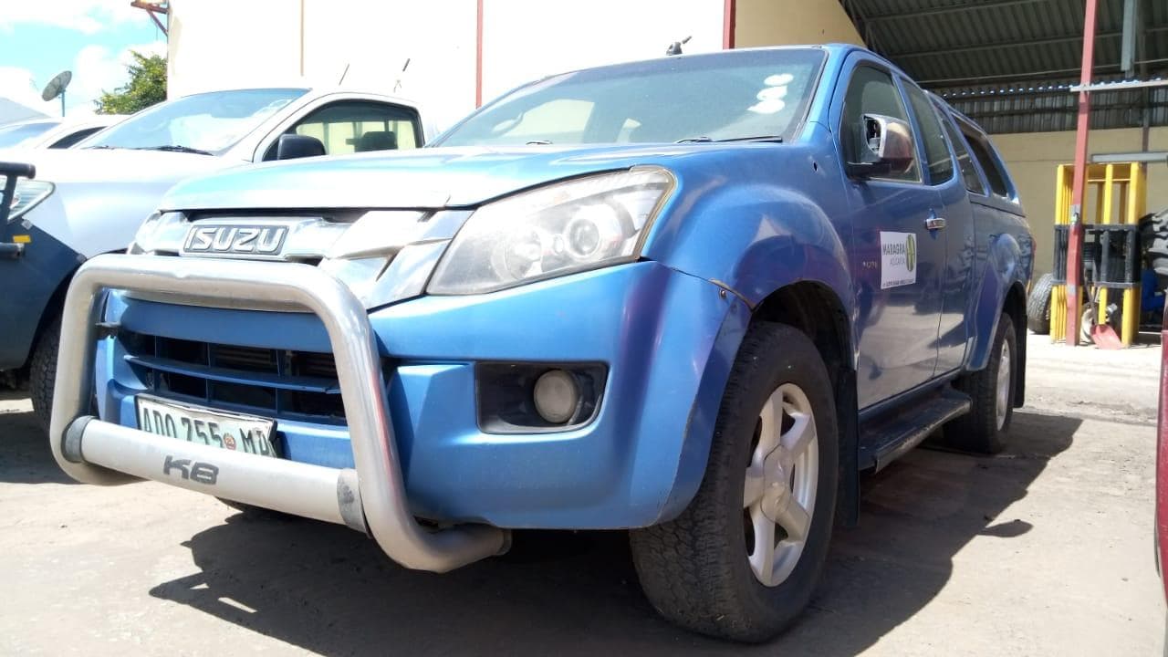 Isuzu KB300 · — image 6