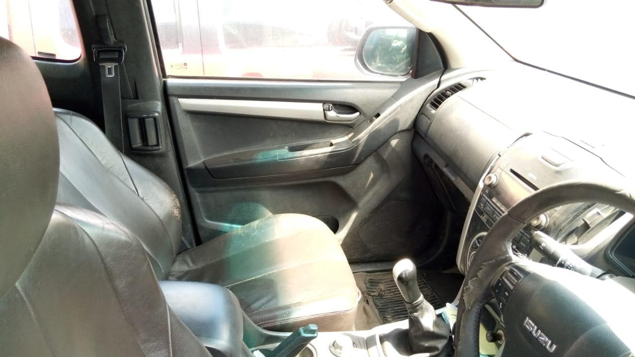 Isuzu KB300 · — image 7
