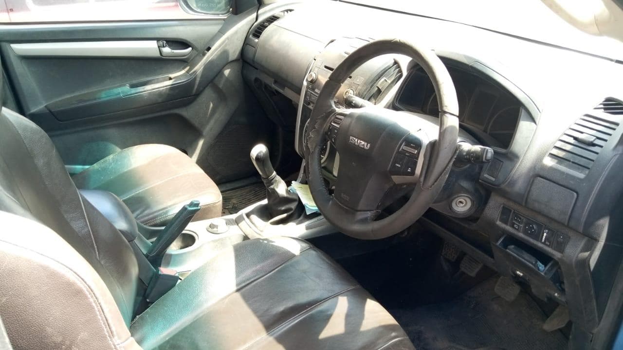 Isuzu KB300 · — image 9