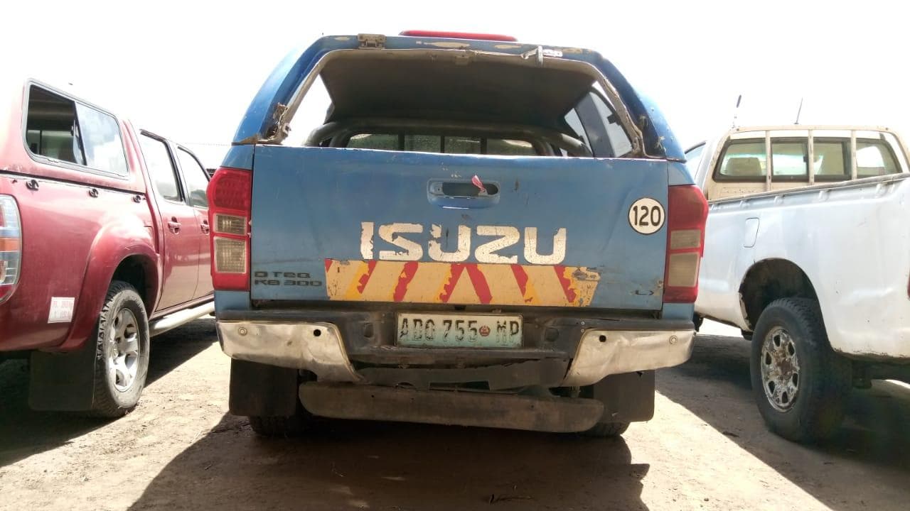 Isuzu KB300 · — image 8