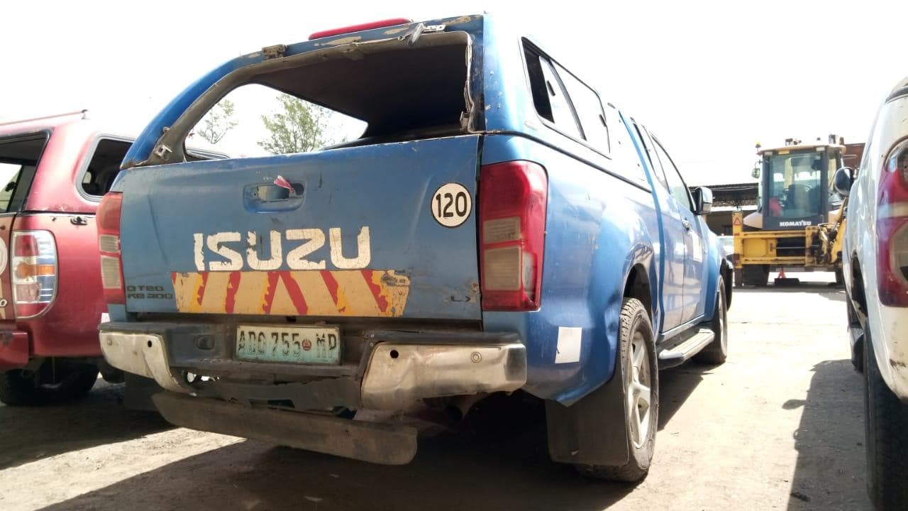 Isuzu KB300 · — image 10