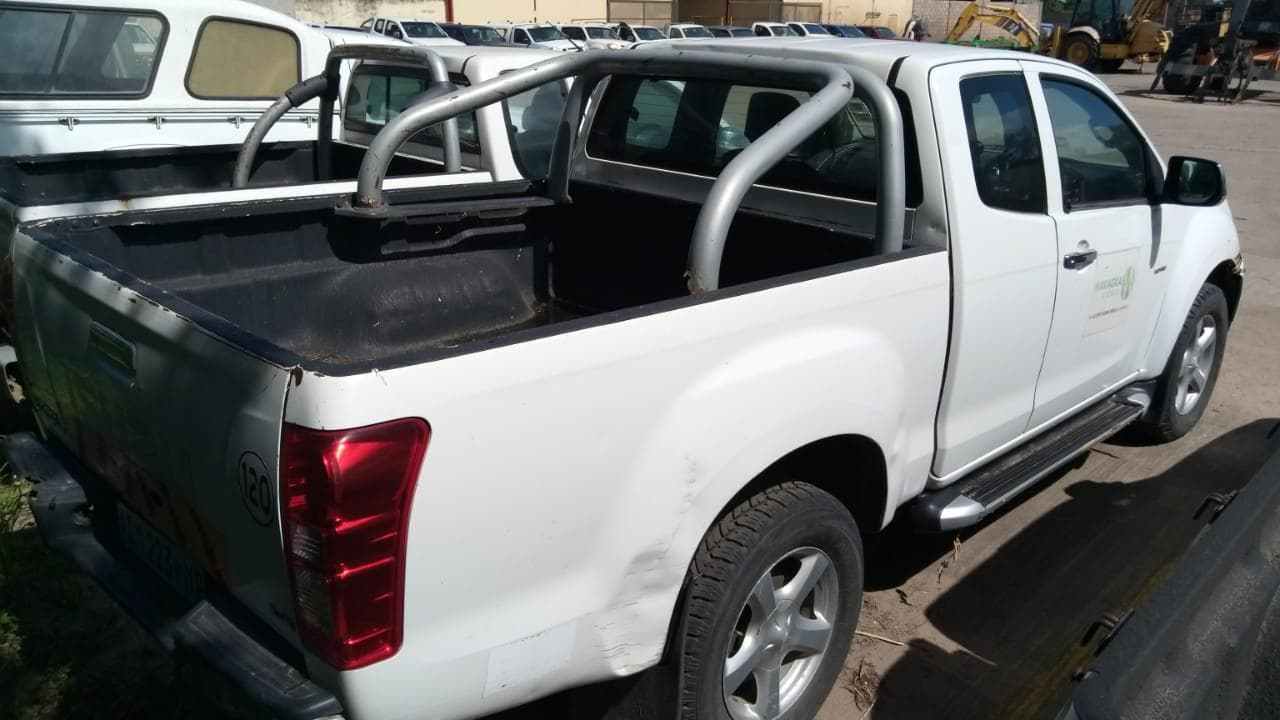 Isuzu KB300 · — image 7