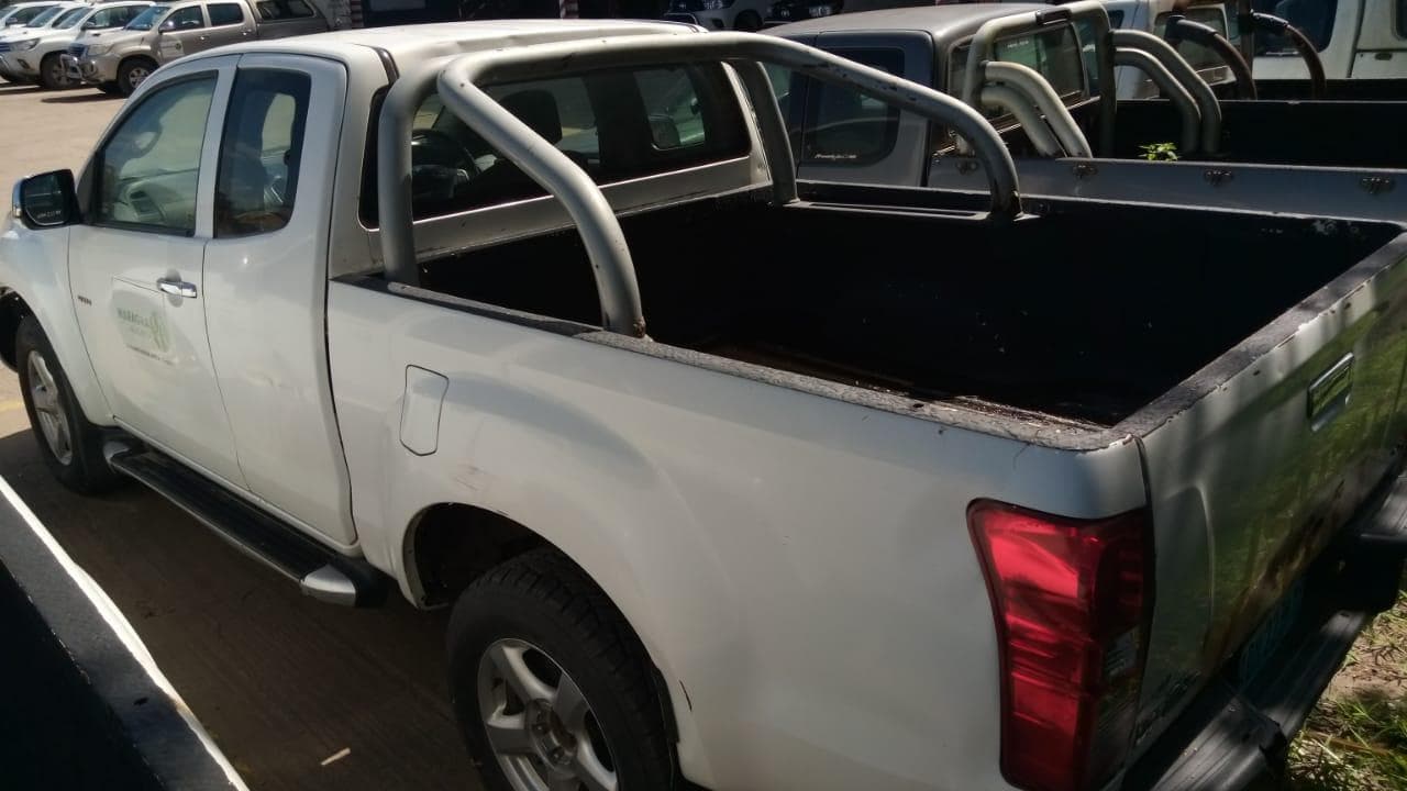 Isuzu KB300 · — image 8