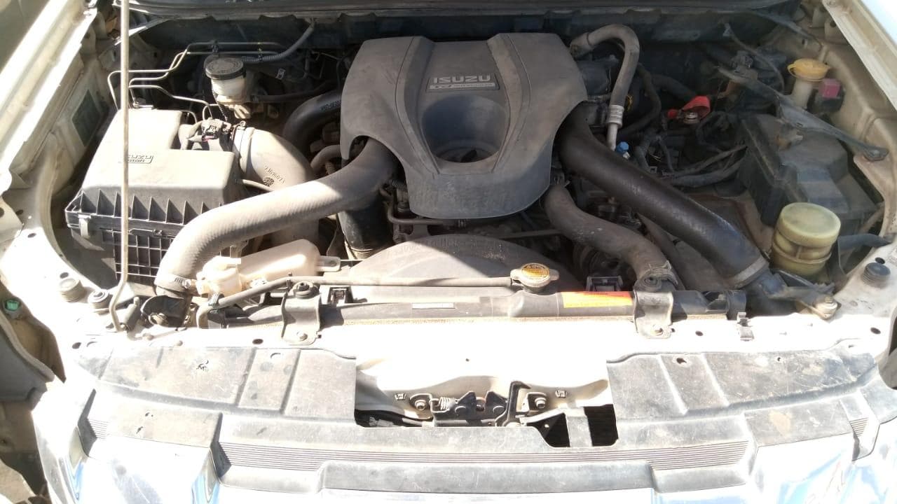 Isuzu KB300 · — image 10