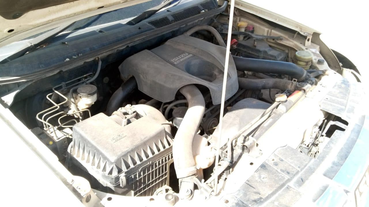 Isuzu KB300 · — image 11