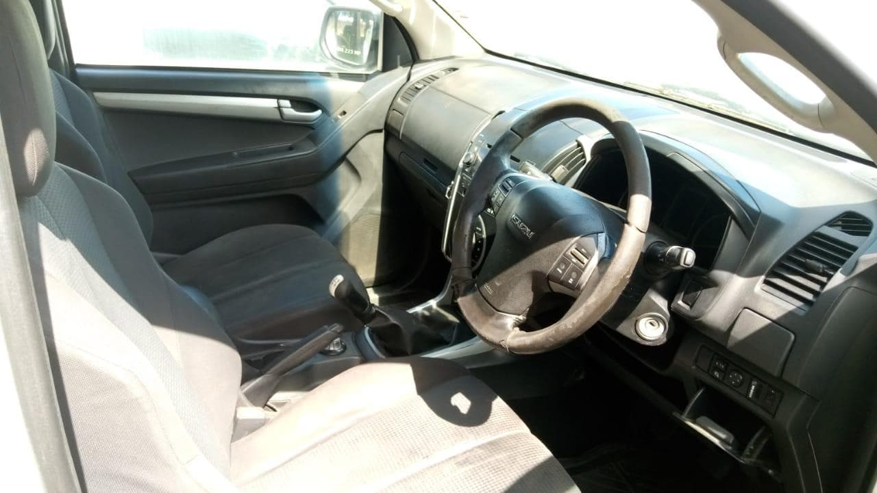 Isuzu KB300 · — image 12