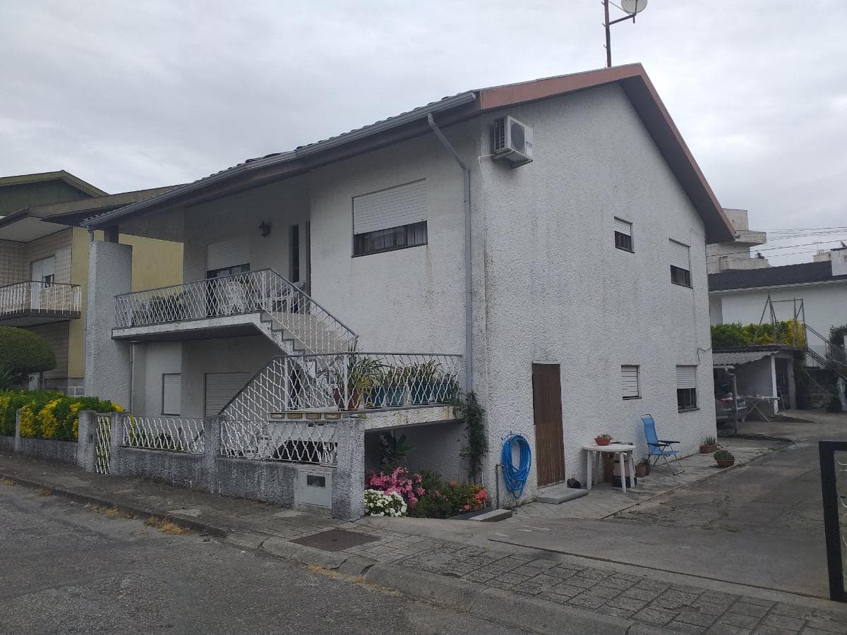 Moradia V5 + Logradouro + Terreno · Santo Tirso — imagem 2