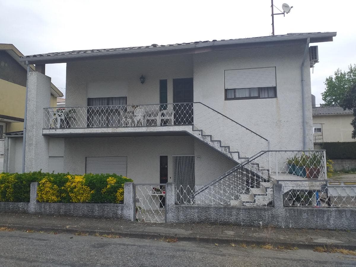 Moradia V5 + Logradouro + Terreno · Santo Tirso — imagem 1