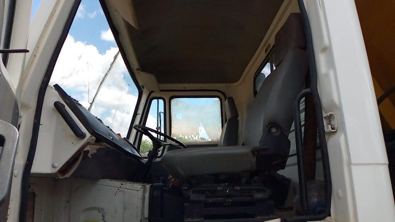 Tata 2516C 6x4 · — imagem 3
