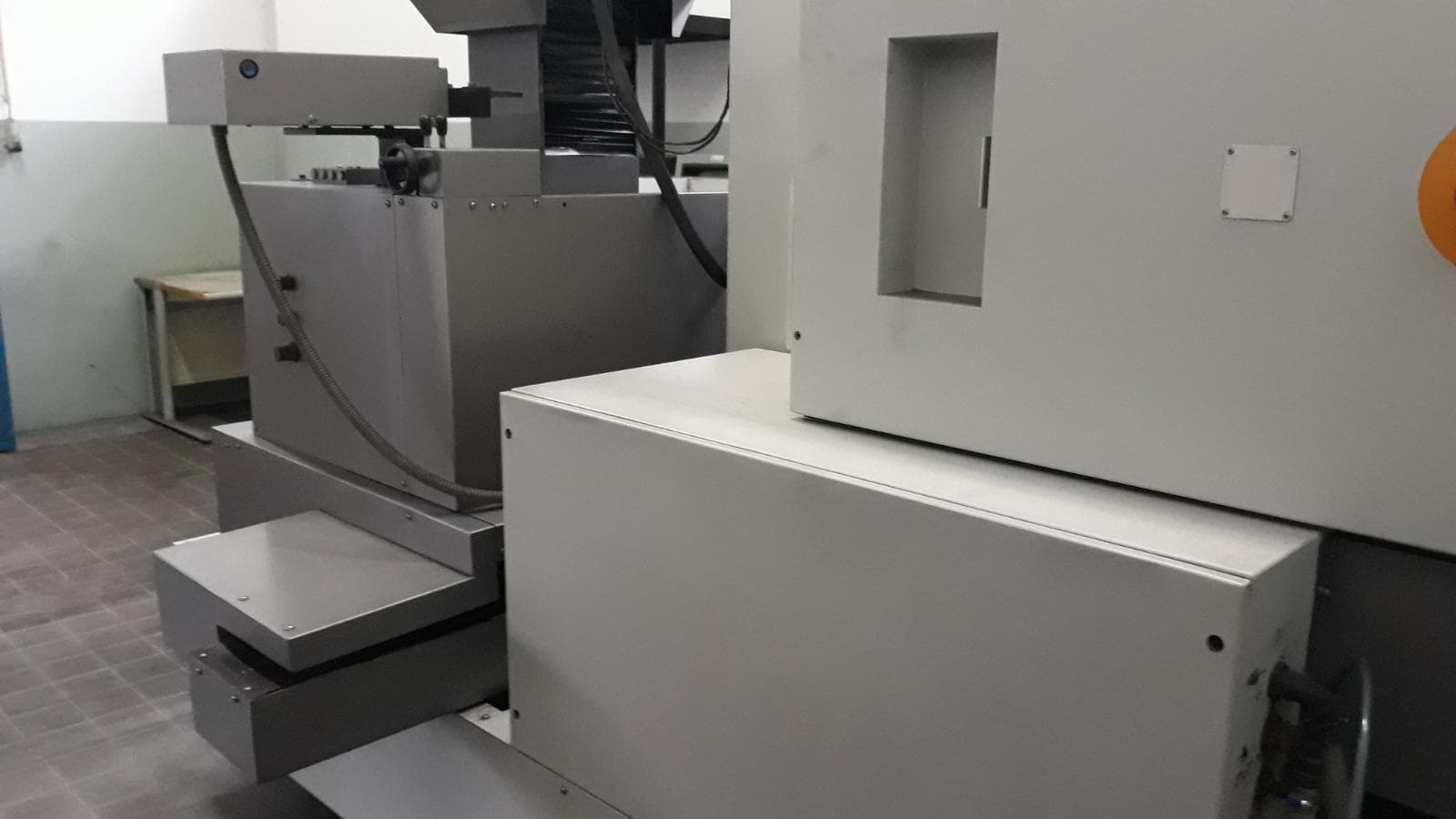 Máquina de erosão CNC — image 2