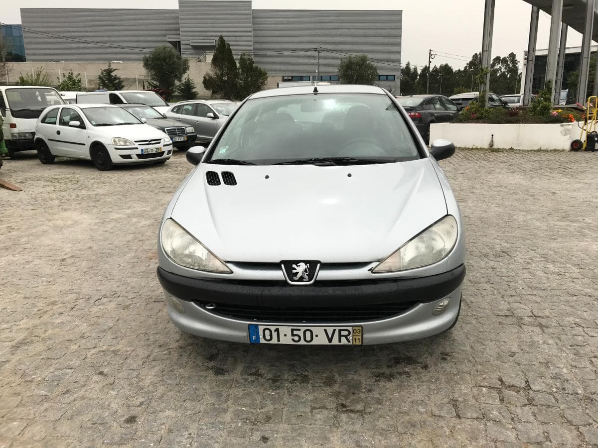 Peugeot 206 1.1 · Ano 2003 — imagem 2
