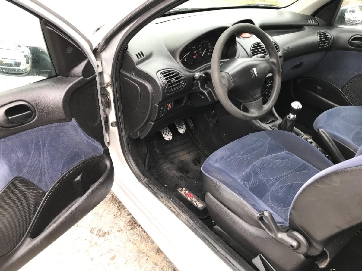Peugeot 206 1.1 · Ano 2003 — imagem 12