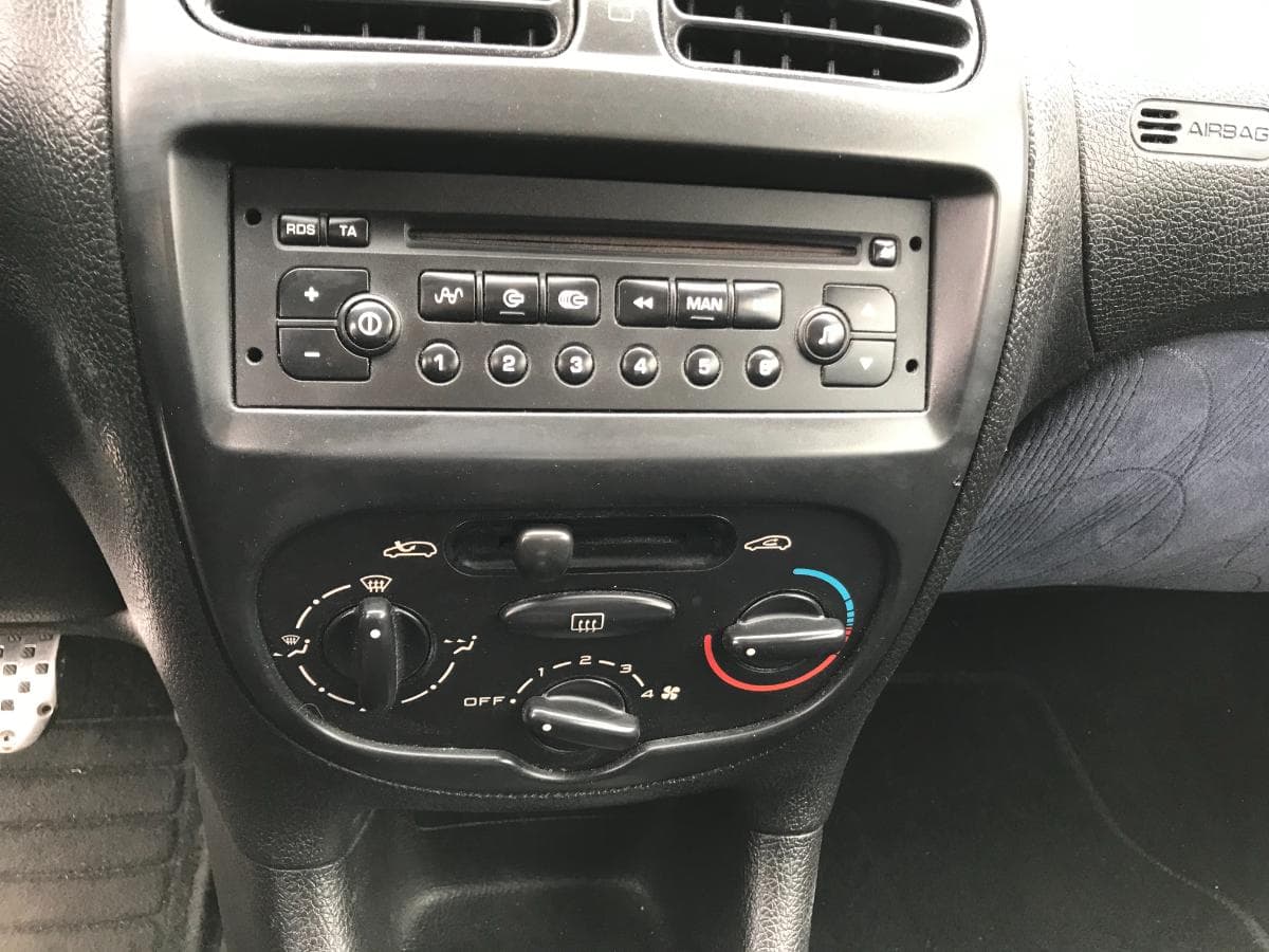 Peugeot 206 1.1 · Ano 2003 — imagem 16