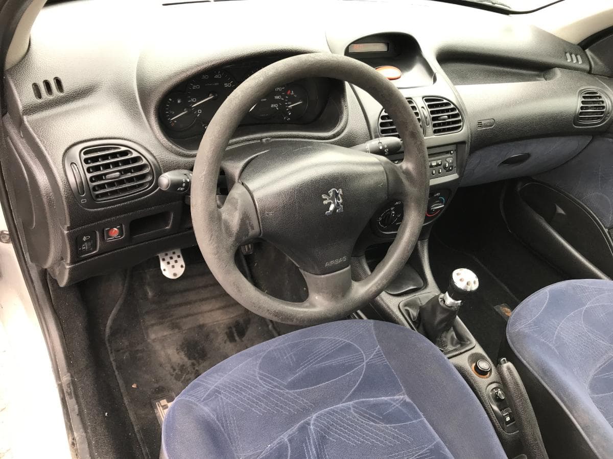 Peugeot 206 1.1 · Ano 2003 — imagem 20