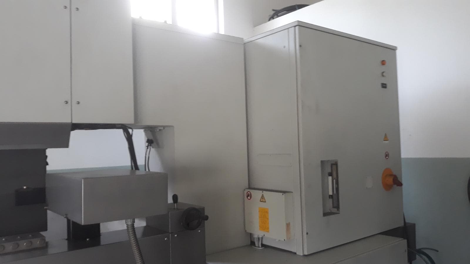 Máquina de erosão CNC — image 8