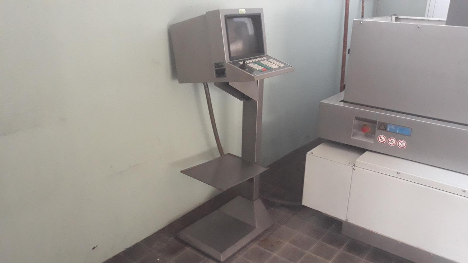 Máquina de erosão CNC — image 13