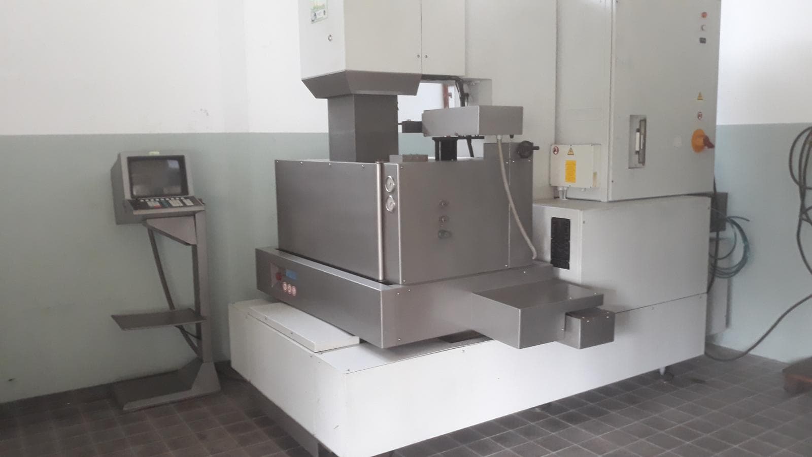 Máquina de erosão CNC — image 16