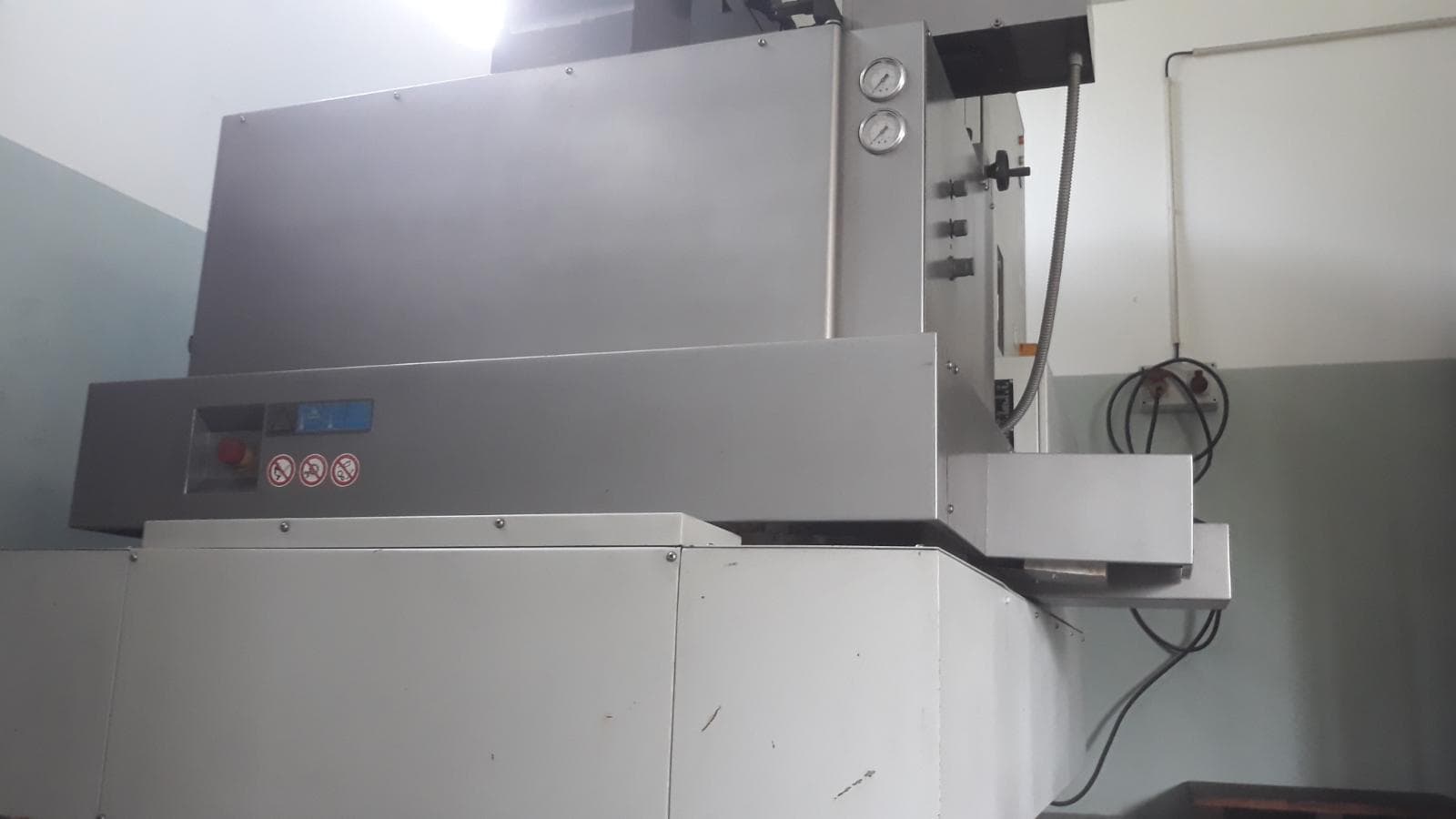 Máquina de erosão CNC — image 18