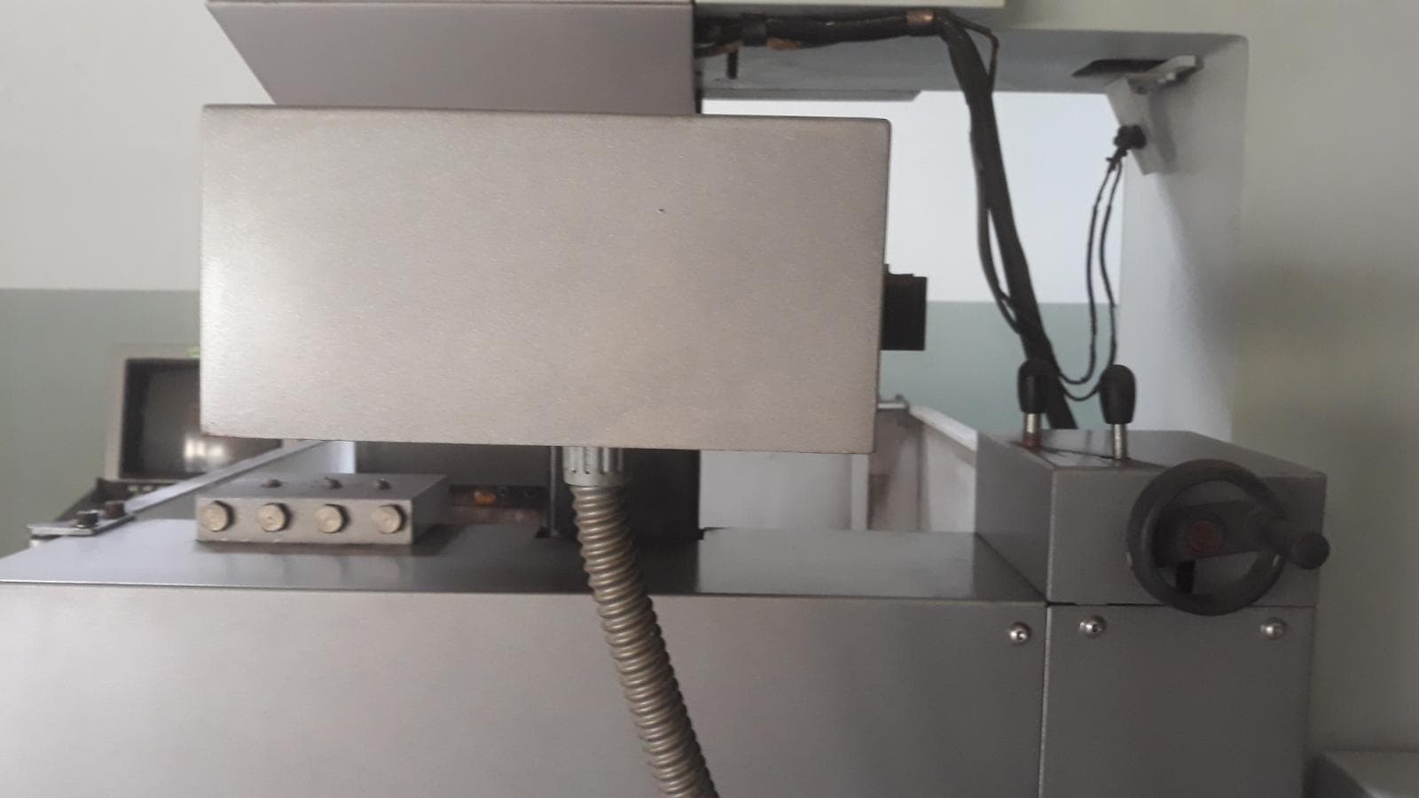 Máquina de erosão CNC — image 19