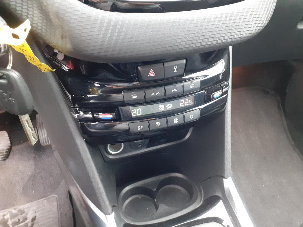 Peugeot 2008 1.6 HDI · Ano 2014 — imagem 20
