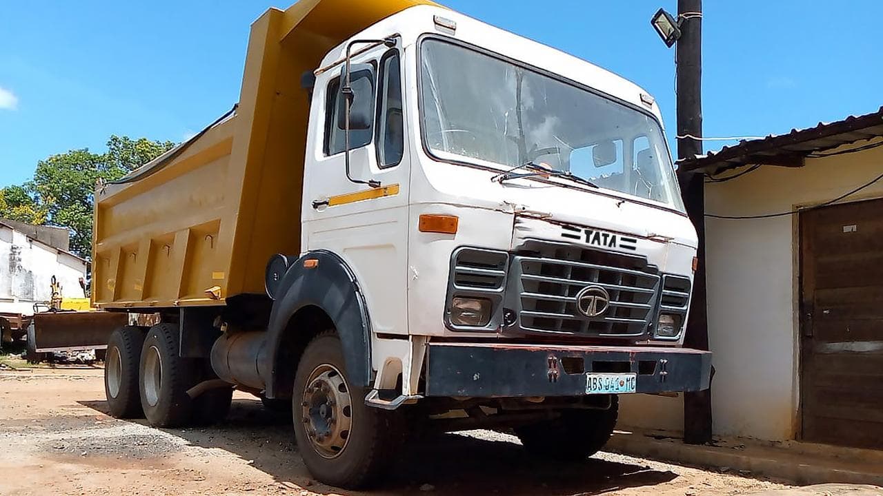 Tata 2516C 6x4 · — imagen 1