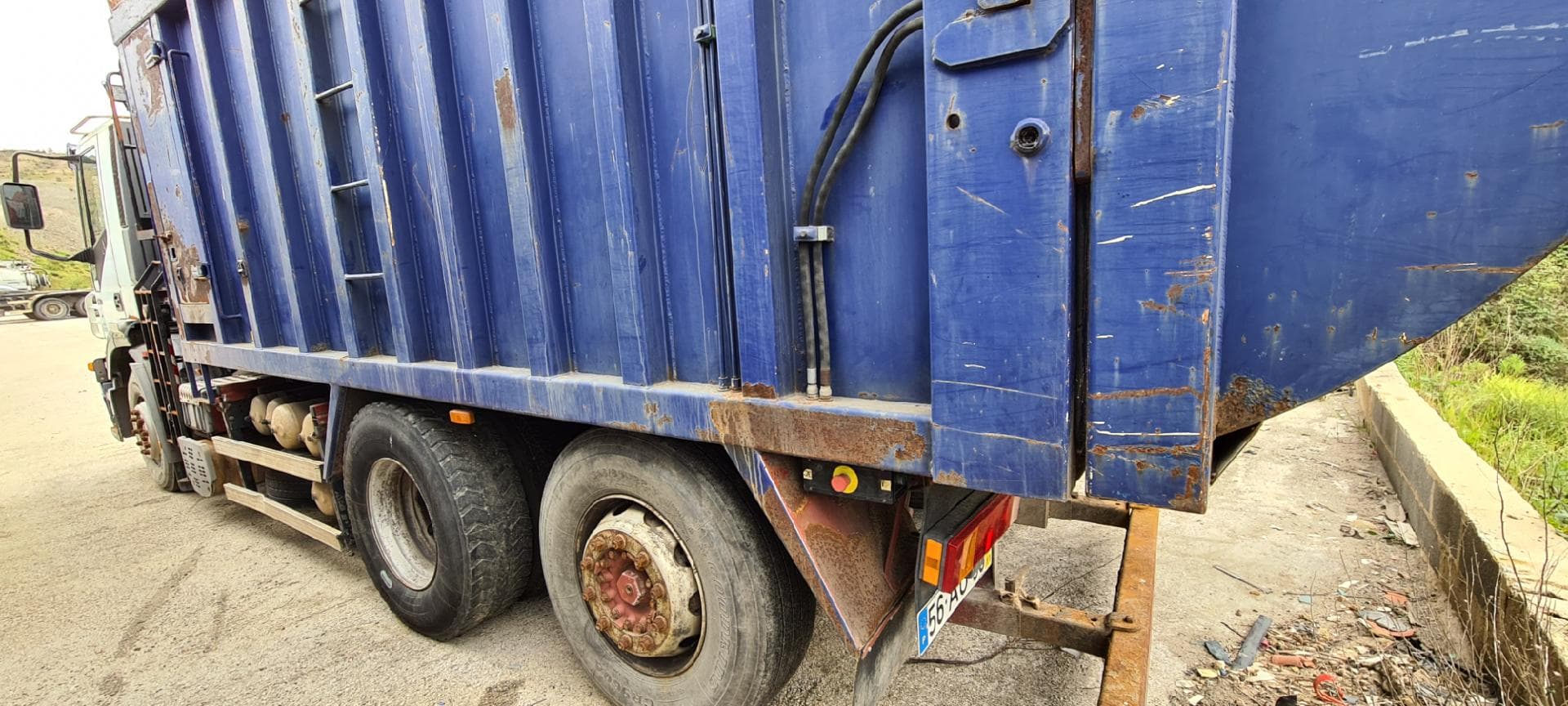 Iveco Stralis 350 26 T com Grua e Compactador — image 8