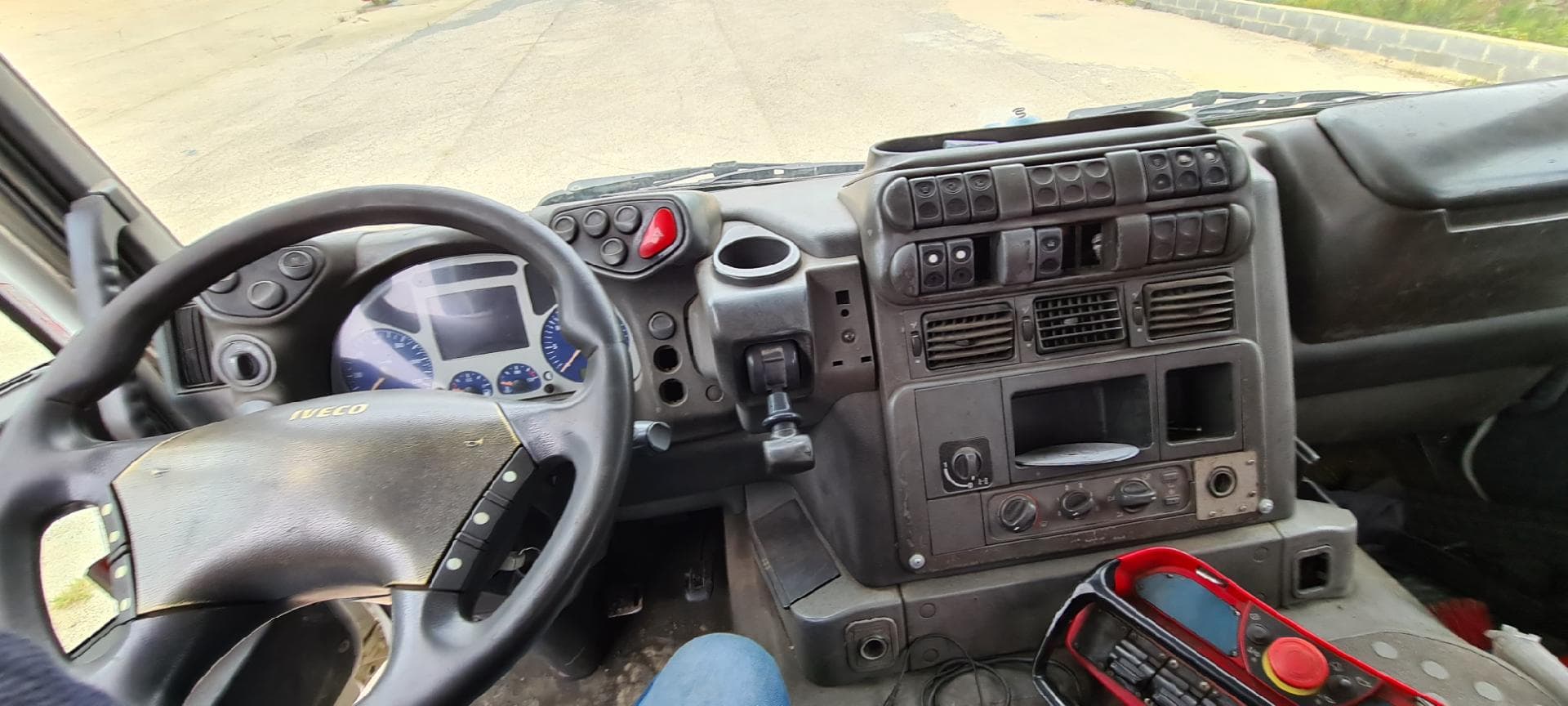 Iveco Stralis 350 26 T com Grua e Compactador — imagen 13