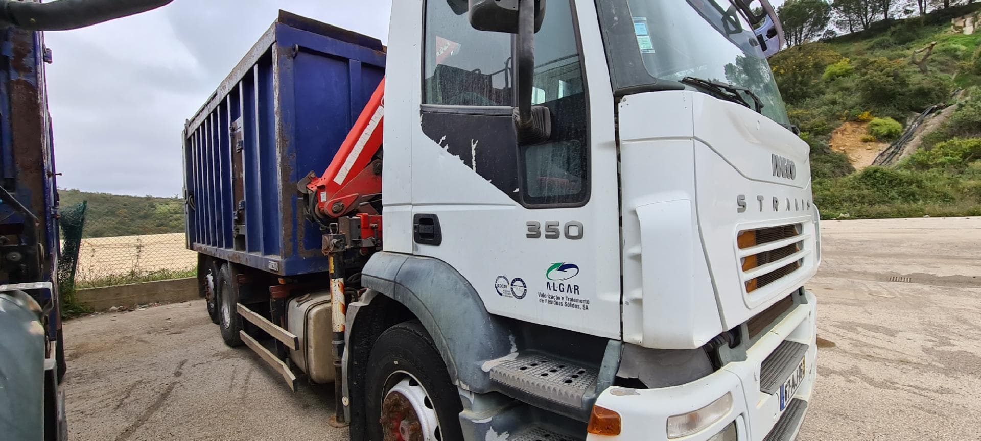Iveco Stralis 350 26 T com Grua e Compactador — imagen 4