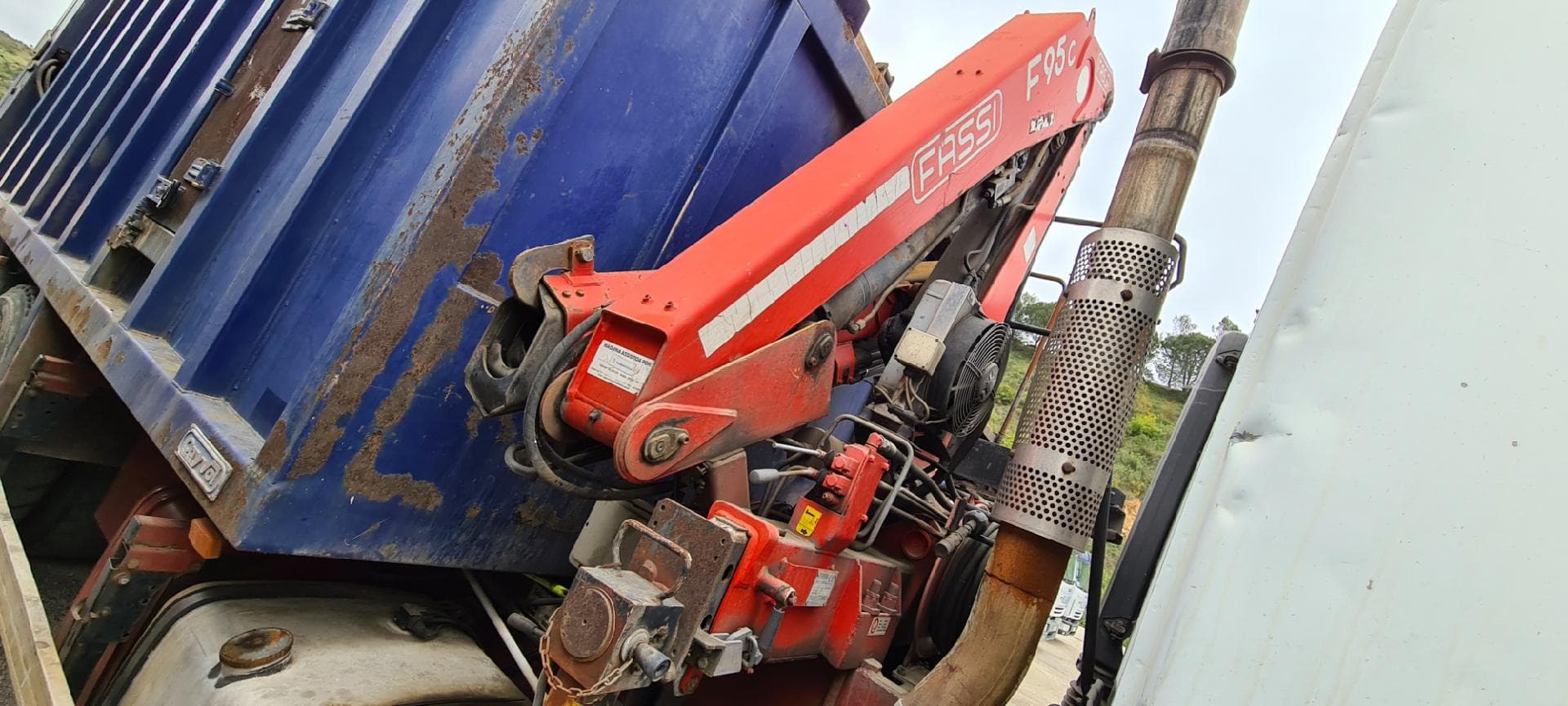 Iveco Stralis 350 26 T com Grua e Compactador — imagen 18