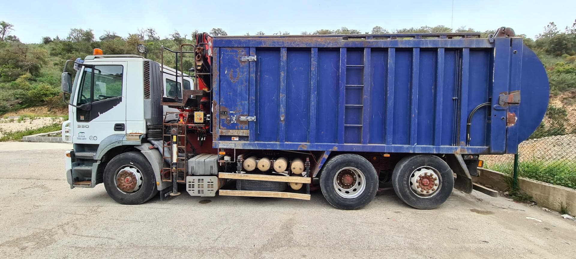 Iveco Stralis 350 26 T com Grua e Compactador — imagen 6