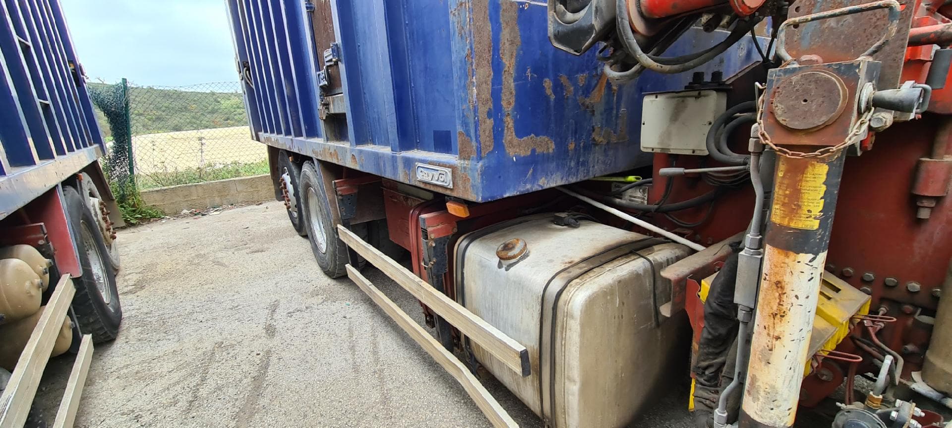 Iveco Stralis 350 26 T com Grua e Compactador — imagen 7
