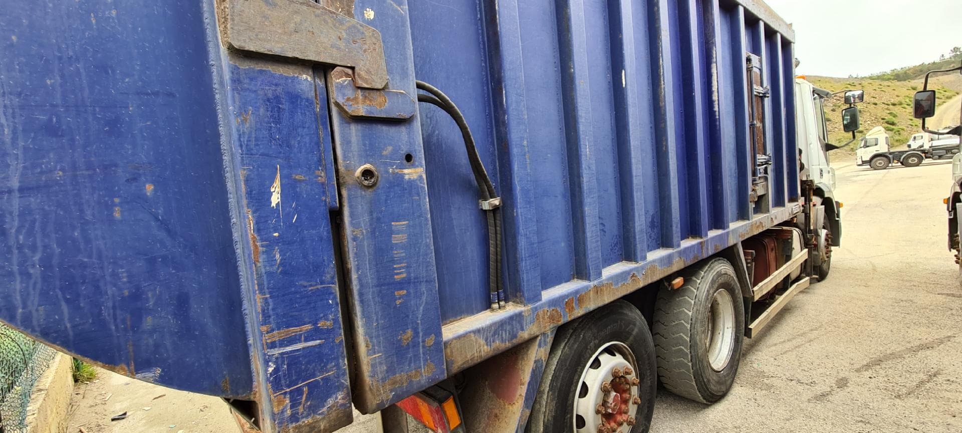 Iveco Stralis 350 26 T com Grua e Compactador — imagen 8