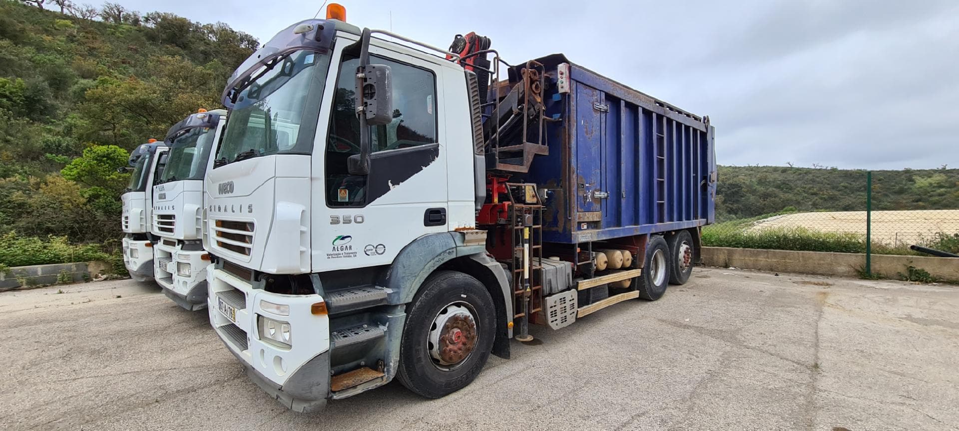 Iveco Stralis 350 26 T com Grua e Compactador — imagen 3