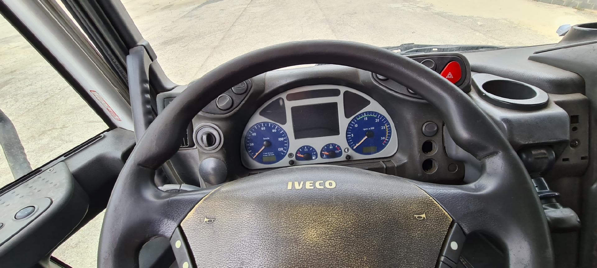 Iveco Stralis 350 26 T com Grua e Compactador — imagen 12