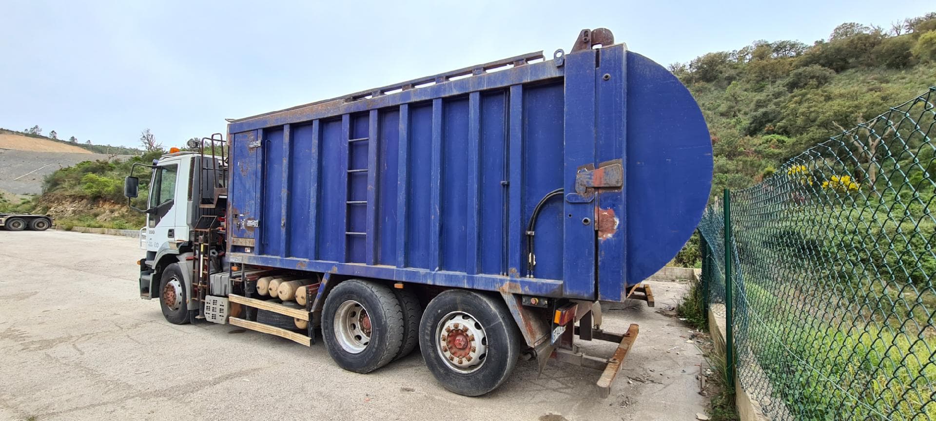 Iveco Stralis 350 26 T com Grua e Compactador — imagen 9