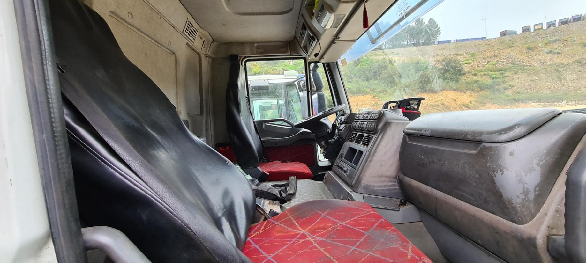 Iveco Stralis 360 26T com Grua e Contentor Basculante — imagen 18