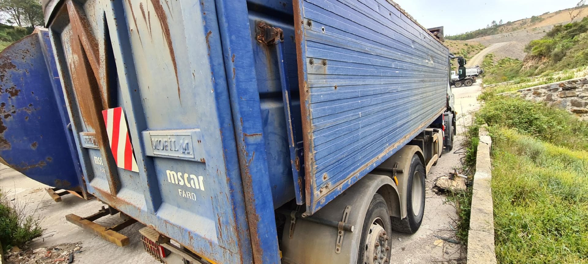 Iveco Stralis 360 26T com Grua e Contentor Basculante — imagen 5