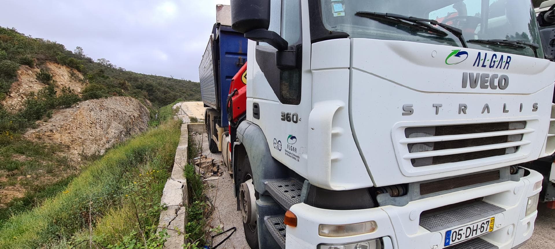 Iveco Stralis 360 26T com Grua e Contentor Basculante — imagen 3